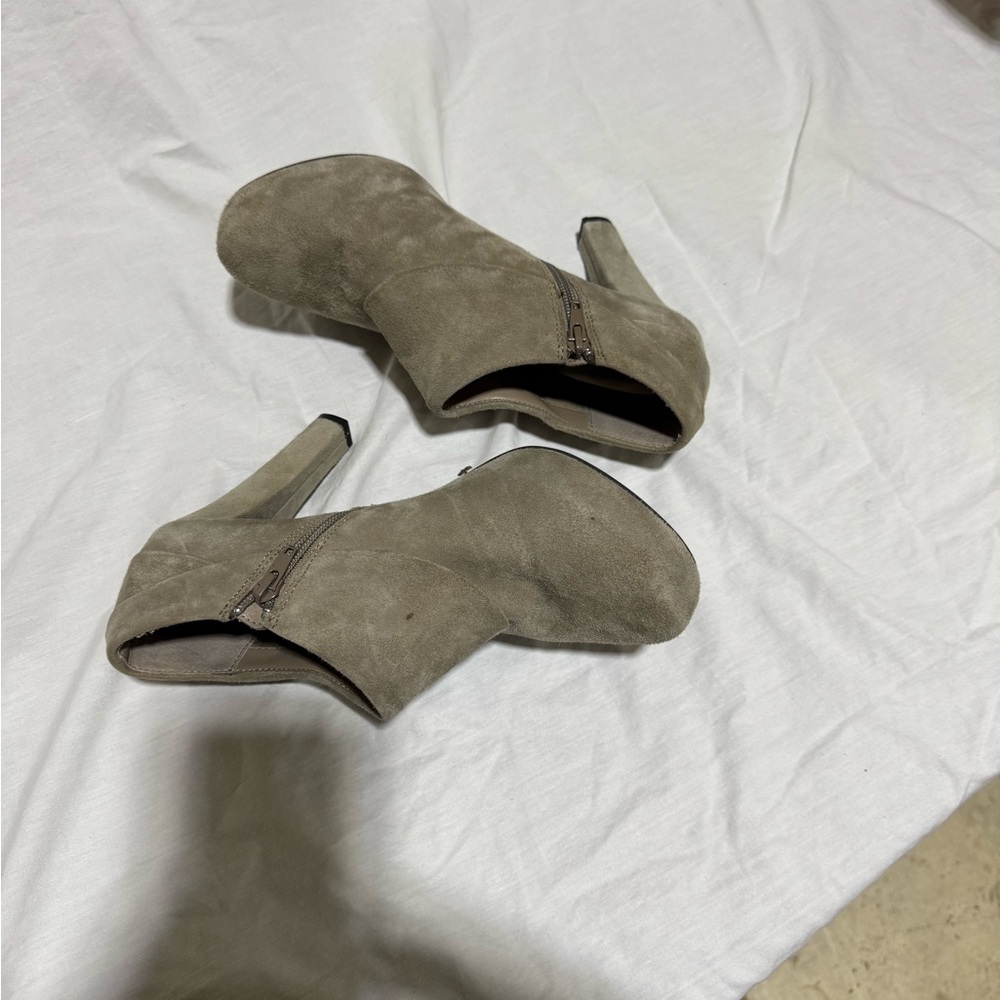 Elegant Tan Suede Women's Heels - Picture 3 of 4